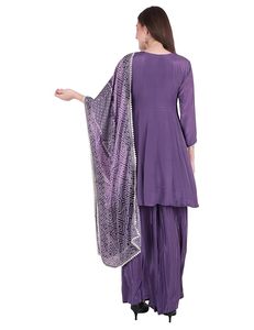 Ensemble de costume SAZU en Chanderi violet avec broderie Zari, comprenant un Kurta en Georgette et un pantalon en crêpe, idéal pour les occasions spéciales et les événements traditionnels. - Product Image 2