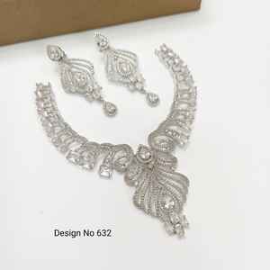 Elegante conjunto de collar y pendientes de diamantes de imitación blancos para novias – Joyería clásica de boda chapada en plata de primera calidad - Product Image 1