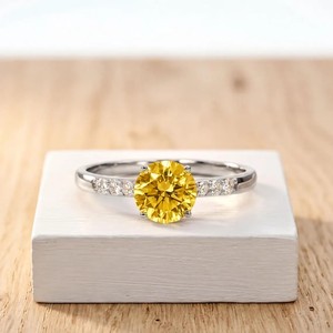 Magnifique bague de fiançailles demi-éternité de luxe en diamant de laboratoire jaune rond massif certifié IGI, couleur DEF, clarté VS VVS, 10K 14K 18K - Product Image 3