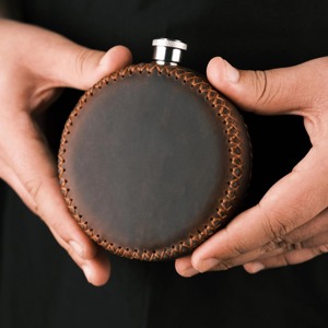 Gourde à whisky en cuir, forme ronde, élégante, portable, parfaite pour les voyages, les cadeaux et l'utilisation personnelle au bar. - Product Image 6
