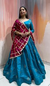 Chaniya Choli élégant en soie de Bombay avec broderies Butta et dupatta en viscose brodée, tenue de mariage et de Navratri pour femmes - Product Image 4