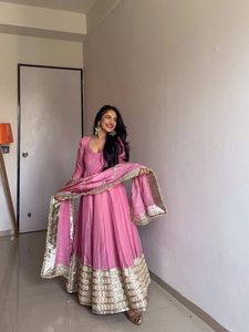 Magnifique robe Anarkali indienne pakistanaise en tissu Chinon, avec un imprimé numérique élégant, pour mariage, occasions décontractées, vêtements traditionnels pour femmes - Product Image 4