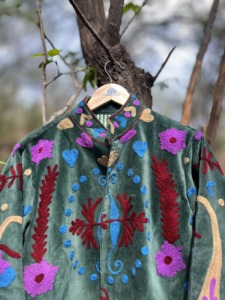 Chaqueta Corta de Invierno con Capucha para Mujer y Adolescente, de Terciopelo Bordado a Mano, Estilo Vintage |   Abrigo Casual de Diseñador con Cuello Mandarín 100% Orgánico - Product Image 5