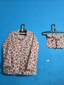 Ensemble de pyjama deux pièces pour femmes, taille plus, en coton biologique, imprimé fruits, col en V, manches longues, vêtements de nuit écologiques, doux et respirants - Product Image 2