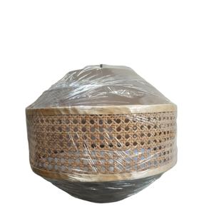 Lampe suspendue contemporaine ronde en rotin et tissu maillé |   Luminaire suspendu sphérique en rotin tressé à la main |   Géométrique créatif - Product Image 4