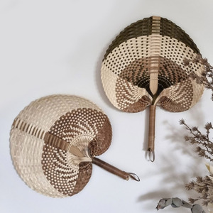 Mini ventilador de mano al precio más bajo, abanico de hoja de palma, abanicos de bambú para decoración de pared. - Product Image 2