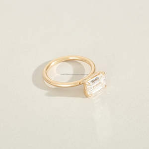 Bague de fiançailles solitaire minimaliste en or jaune massif 14 carats avec diamant de laboratoire certifié IGI taille émeraude 2 carats serti à griffes - Product Image 2