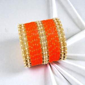 ชุดกำไลข้อมือเจ้าสาวชุบทองคำประณีต พร้อมไข่มุกเทียมคุณภาพพรีเมียมและงานประดับด้วยหินคุณดัน ดีไซน์แบบคังกันแบบดั้งเดิม - Product Image 4