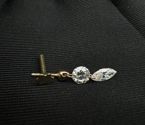 Piercing Helix Contemporáneo de Oro de 10K con Doble Diamante y Colgantes de Corte Marquise y Redondo - Product Image 4