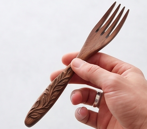 Ensemble de couverts en bois de noyer artisanal avec manche à motif feuille, cuillère, fourchette, couteau, design minimaliste, pour cadeau ou usage hôtelier - Product Image 3