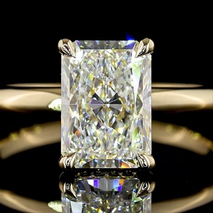 Bague de fiançailles minimaliste en or jaune 14 carats avec diamant de laboratoire taille radiant de 2 carats certifié IGI, sertie de deux griffes, pour mariage - Product Image 3