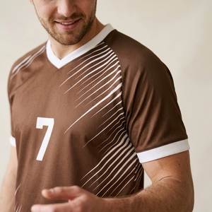 Ensemble de maillot de football unisexe marron, col rond, manches courtes, respirant, anti-transpiration, polyester écologique, numéro 7 sur le devant - Product Image 3