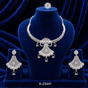 Conjunto de Collar y Aretes Tradicionales Indios Plateados en Plata para Mujer - Product Image 3