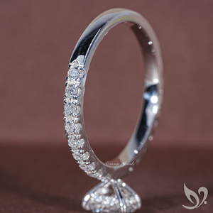 Anillo de Compromiso con Halo Oculto y Diamante Cultivado en Laboratorio de Corte Ovalado de 0.5ct, Certificado por IGI, en Oro Blanco de 10K - Product Image 3