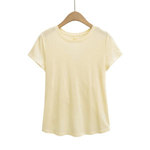 เสื้อยืดผู้หญิงสไตล์มินิมอล สีไอวอรี่อ่อน รุ่นเอสเซนเชียล 2026 ทรงเข้ารูป สีพื้น ผ้าฝ้าย แขนสั้น ลำลอง ใส่สบายสำหรับฤดูร้อน รุ่นเบสิค HD - Product Image 1