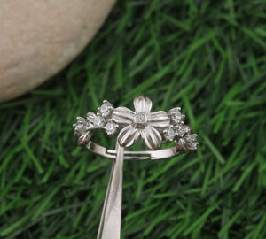 แหวนเงินแท้ 925 ประดับเพชร CZ ดีไซน์เรียบง่าย สไตล์คลาสสิก สามารถสวมซ้อนกันได้ เหมาะสำหรับผู้หญิงใส่ในชีวิตประจำวัน - Product Image 3