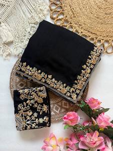 Sari Vichitra de créateur avec broderie C Pallu, motif à séquence codée et bordure découpée, accompagné d'un chemisier Vichitra - Product Image 4