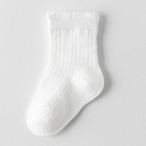 Chaussettes en coton décontractées antidérapantes personnalisées en gros pour bébés et tout-petits, douces, respirantes, à volants, côtelées, tricotées, de créateur, pour filles, de haute qualité - Product Image 4