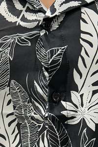 ยาช แกลเลอรี่เสื้อเชิ้ตผู้ชายผ้าโพลีเอสเตอร์พิมพ์ลายขนนก ป้องกันรอยยับ ทรงปกติ มีสไตล์ ลำลอง แฟชั่น น้ำหนักเบา สวมใส่สบายทุกวัน - Product Image 2