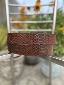 Cinturón Casual de Cuero Hecho a Mano de Primera Calidad con Acabado Grabado en Cocodrilo, Detalle Bordado y Hebilla de Acero - Product Image 2