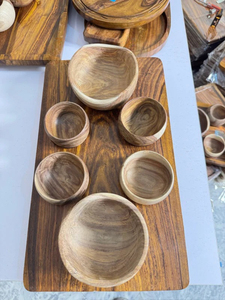 Ensemble de bols en bois rustiques faits à la main, écologiques, naturels, sculptés, de qualité supérieure, parfaits pour la table à manger, pour servir des salades et des en-cas. - Product Image 4