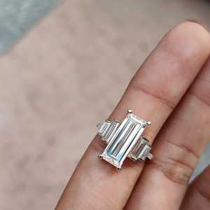Anillo de Promesa de Tres Piedras con Moissanita de 2CT, Corte Baguette, Plata 925 Original, Estilo Moderno, Brillante, Regalo de Joyería para Enamorados - Product Image 4