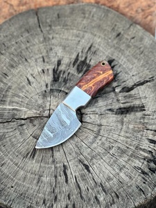 Couteau à dépecer fait à la main en acier Damas lame utilitaire OEM personnalisée avec gaine en cuir de vache et manche en époxy - Product Image 5
