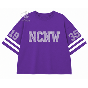เสื้อยืดผู้หญิง NCNW ประดับเพชรเทียม สีม่วงขาว ลายตัวอักษรกรีก คอกลม แขนลายทาง ทรงหลวม สไตล์ลำลอง พิมพ์ลายกราฟิก - Product Image 1