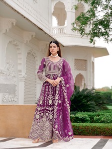Présentation de robes de mariée Anarkali en pure tulle papillon avec broderies lourdes sur le devant et le dos et pierres. Achetez directement auprès du fournisseur. - Product Image 3