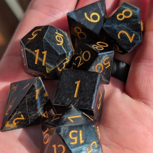 ลูกเต๋าหินคุณภาพสูง บลูไทเกอร์อาย คริสตัลธรรมชาติ หินบำบัดเรกิ ลูกเต๋าหินแกะสลักแบบกำหนดเอง ชุดลูกเต๋าคริสตัลไวกิ้ง - Product Image 4