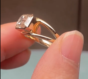 Anillo Minimalista con Moissanita Corte Esmeralda y Engaste de Bisel en Oro Amarillo de 14K/18K – Anillo de Compromiso Geométrico Personalizado para Mujer - Product Image 2