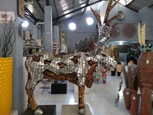 Statue de cerf en bois de teck vert, décoration de Noël artisanale de Java centrale, Indonésie - Product Image 3