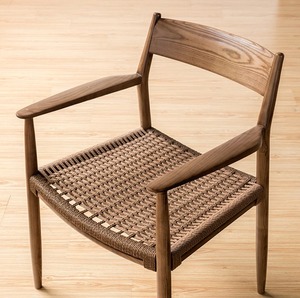 Chaise en bois massif artisanale avec assise en tissage naturel, style scandinave minimaliste, pour restaurants et projets d'aménagement intérieur - Product Image 5