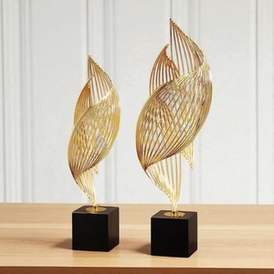 Escultura de alambre moderna estilo llama dorada con base negra, adorno decorativo para el hogar, para sala de estar, oficina y exhibición en mesa. - Product Image 5