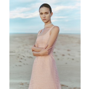 Vestido casual de mujer al por mayor con MOQ bajo, modelo ALESSIA LAYERING EMB DRESS, maxi con tirantes, acolchado con cordón, corte en A - Product Image 5