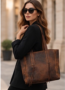 Sac fourre-tout vintage en cuir véritable marron pour femme Gravs avec fermeture à bouton magnétique, design spacieux et tendance pour l'été - Product Image 2