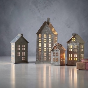 Lanternes modernes en métal en forme de maison avec fenêtres découpées, décorations de Noël artisanales, lumières de fête - Product Image 1