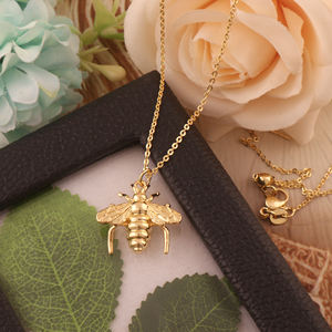 Collier pendentif symbole abeille inspiré de la nature, style Art déco, qualité supérieure, brillant, plaqué or 18 carats, laiton massif, bijoux hypoallergéniques - Product Image 3