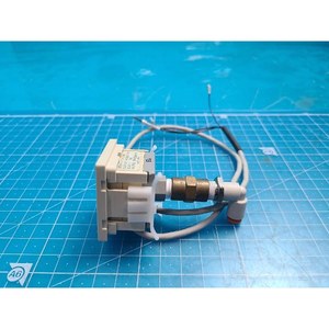 Pressostat numérique à vide SMC ZSE4B-T1-26, utilisé comme pièce détachée pour équipement semi-conducteur d'époque - Product Image 5