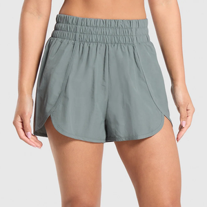 Shorts de sport noirs pour femmes avec bordure blanche, taille à cordon de serrage, séchage rapide, tissu tricoté, taille mi-haute, coupe régulière - Product Image 4