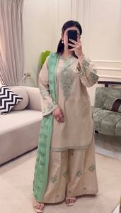Nuevo Conjunto de Plazzo y Dupatta de Seda Romana Elástica y Reversible para Bodas, Diwali y Fiestas - Product Image 2