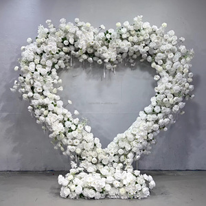 Fondo de Lujo para Propuesta de Matrimonio |   Arco de rosas en forma de corazón con letrero 'Cásate Conmigo' - Product Image 1