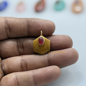 Colgante de Ágata Musgo Verde en Forma Hexagonal con Baño de Oro de 18k y Pequeño Bisel Ovalado de Ónix Verde, Doble Piedra, Hecho a Mano - Product Image 3