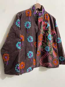 Chaqueta de terciopelo Suzani bordada a mano, perfecta para aventuras, estilo bohemio con bordados de animales y flores, abrigo de moda. - Product Image 5