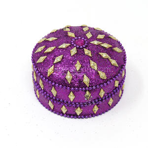 Caja de Joyería Redonda con Tema Real, Adornada con Piedras Brillantes, Caja Organizadora de Joyería Hecha a Mano y Sostenible, Hecha en India - Product Image 1