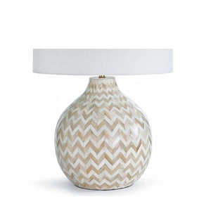 Lampe de table de haute qualité à motif chevron avec incrustation d'os, base en bois, lampe d'appoint, artisanat en os - Product Image 2