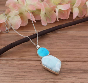 Colgante de Plata de Ley 925 con Baño de Platino, Engaste Vintage, con Turquesa Larimar Azul Natural, Joyería Unisex de Alta Gama, Venta al por Mayor - Product Image 1