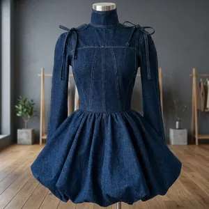 Vestido vaquero escultural de longitud mini, corte ajustado y acampanado, cuello simulado con lazo decorativo y cintas. - Product Image 3
