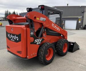 รถตักล้อยาง Kubota SSV65 ประสิทธิภาพสูง ขนาดกะทัดรัด พร้อมอุปกรณ์ตักดิน สำหรับงานก่อสร้างและการเกษตร - Product Image 1