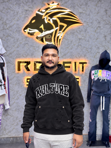 Sudadera con Capucha Personalizada de Estilo Urbano, Negra, con Efecto Desgastado, Lavado Ácido, Estampado Serigrafiado y Parche Aplicado - Product Image 5
